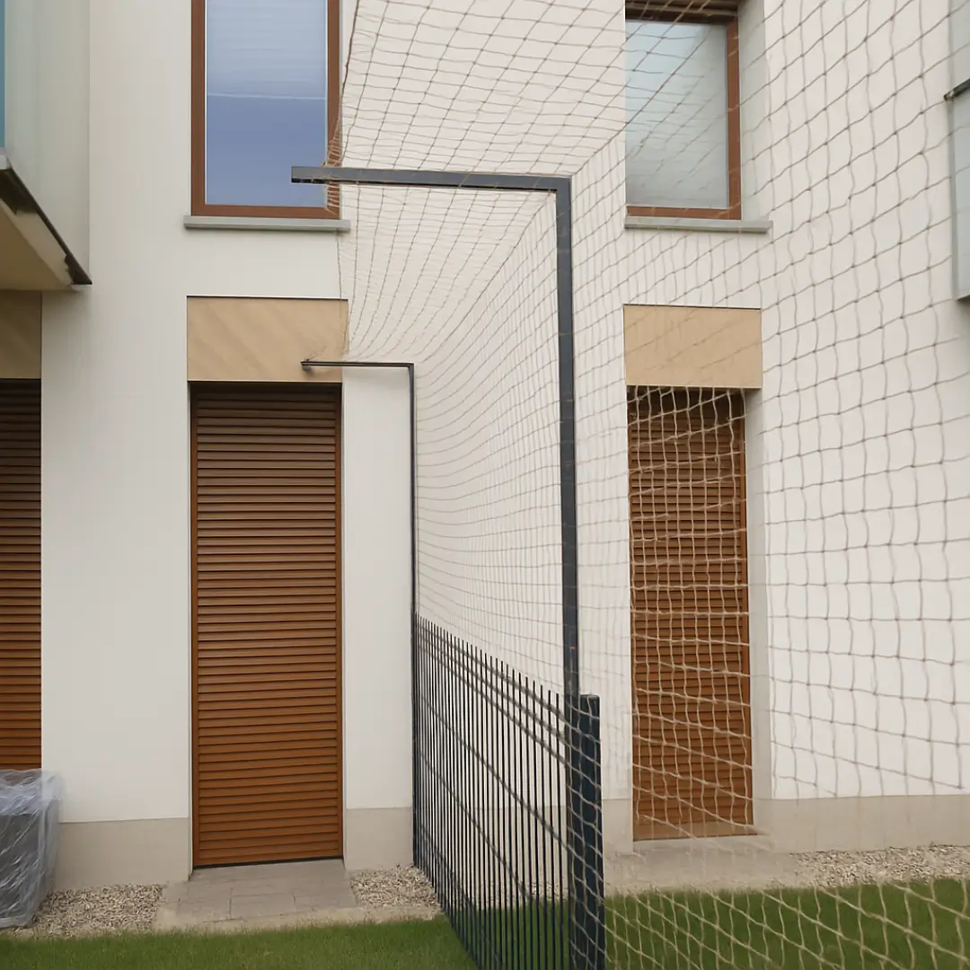 Siatka dla kota na balkonie w bloku